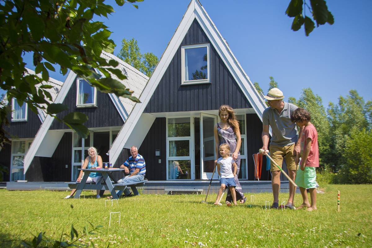 Familie hygger foran feriehuset