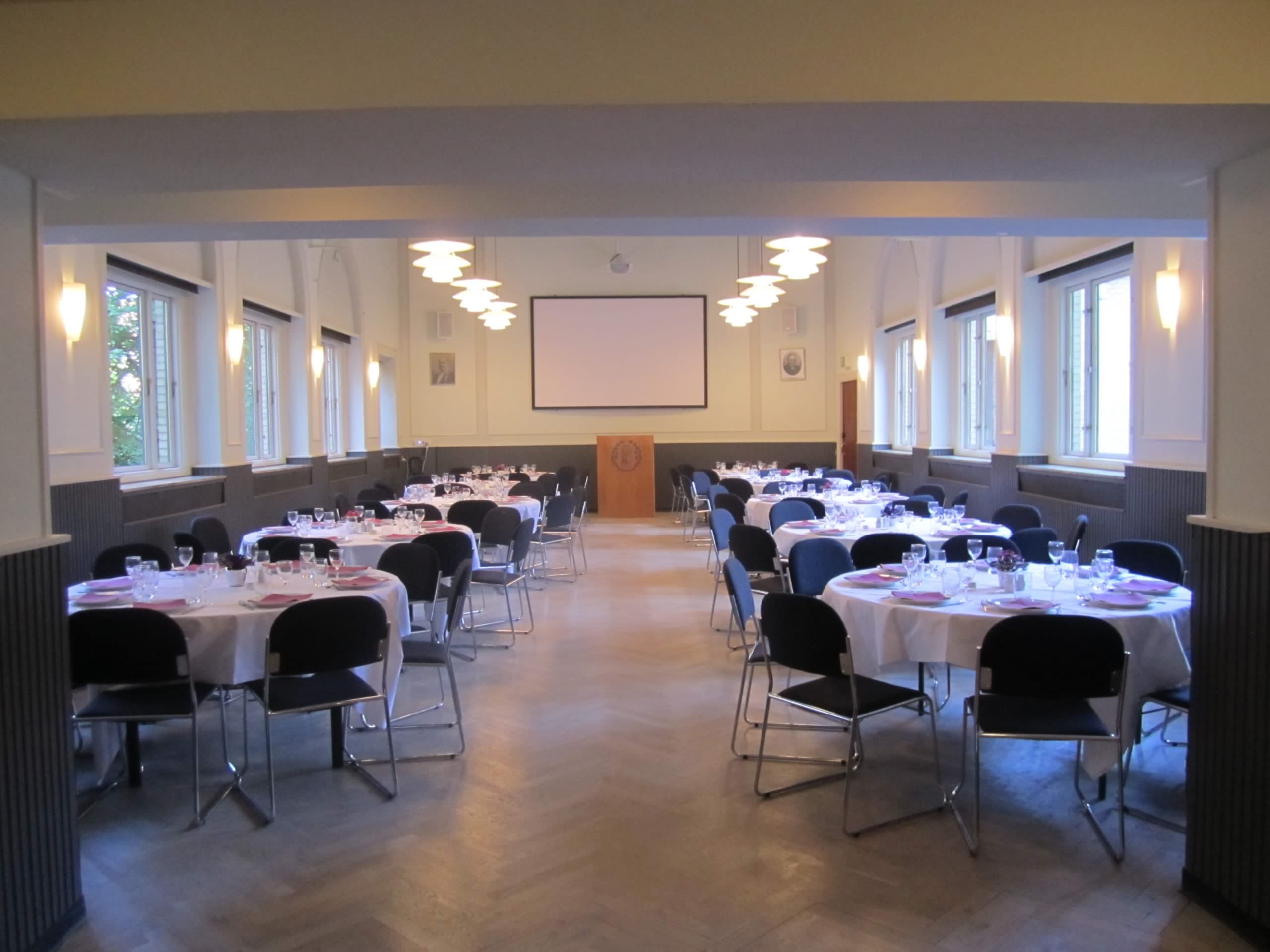 Festsalen med runde borde