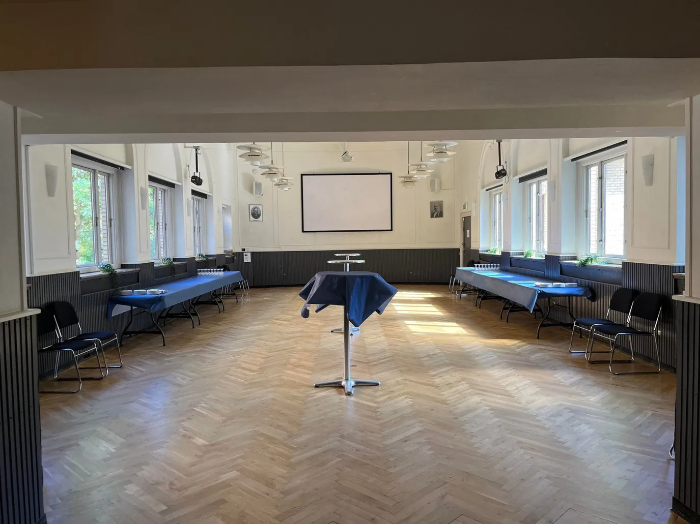 Festsalen med gæster