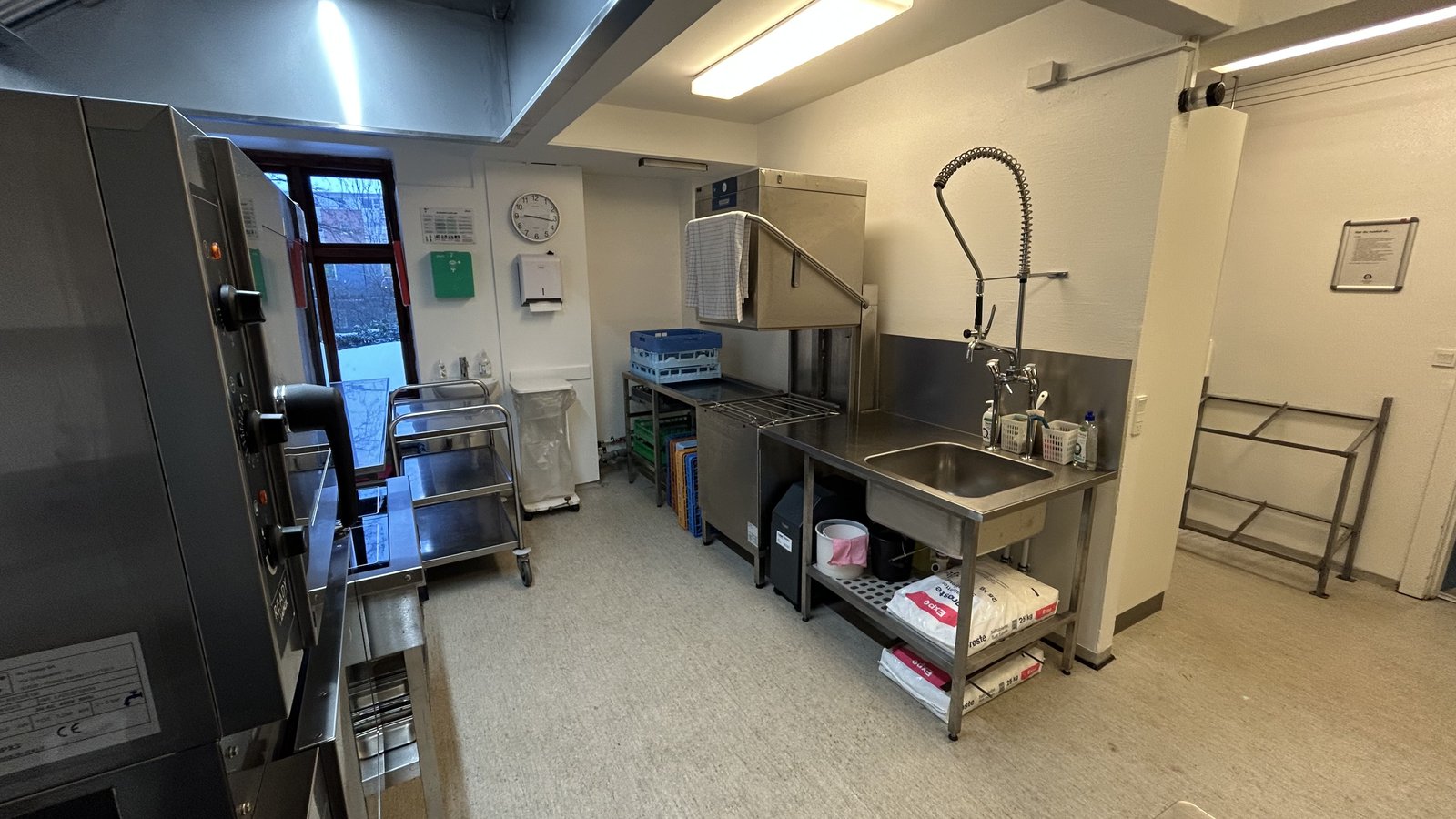 Opvaskeområde med industriopvaskemaskine