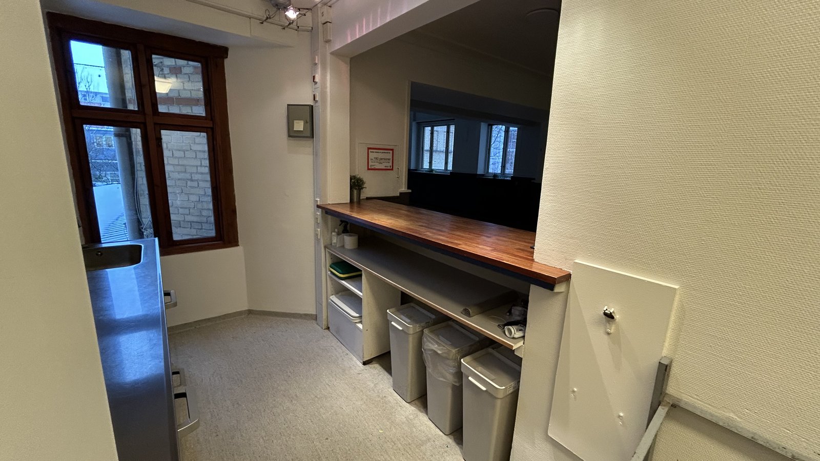 Barområde med serveringsluge til salen