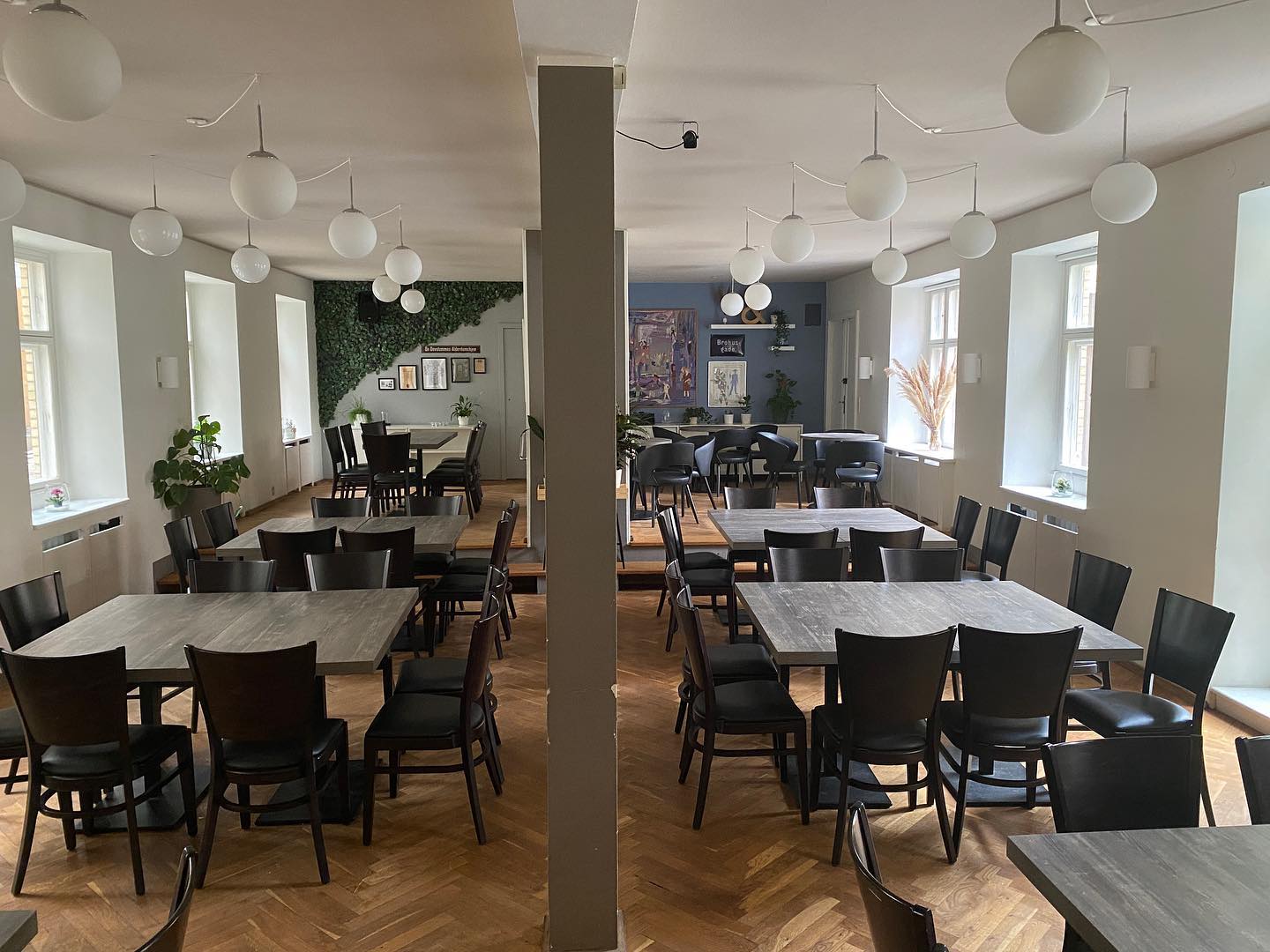 Søjlesalen med opstillede borde